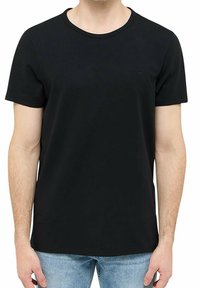 Zwart T-shirt met korte mouwen van zachte stof, voorzien van een ronde halslijn en een klein logodetail op de linkerborst. Geen patronen of accenten.