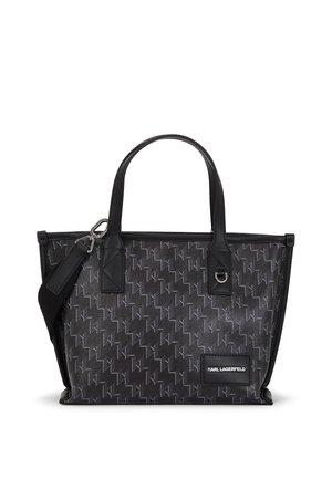 Zwarte tote bag van een gestructureerde stof met een herhalend logopatroon. Het heeft twee korte handvaten en een verstelbare schouderriem.