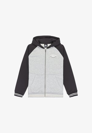 Felpa grigia con zip e maniche raglan nere. Presenta una tasca a marsupio, polsini a coste con righe bianche e un logo sul petto.