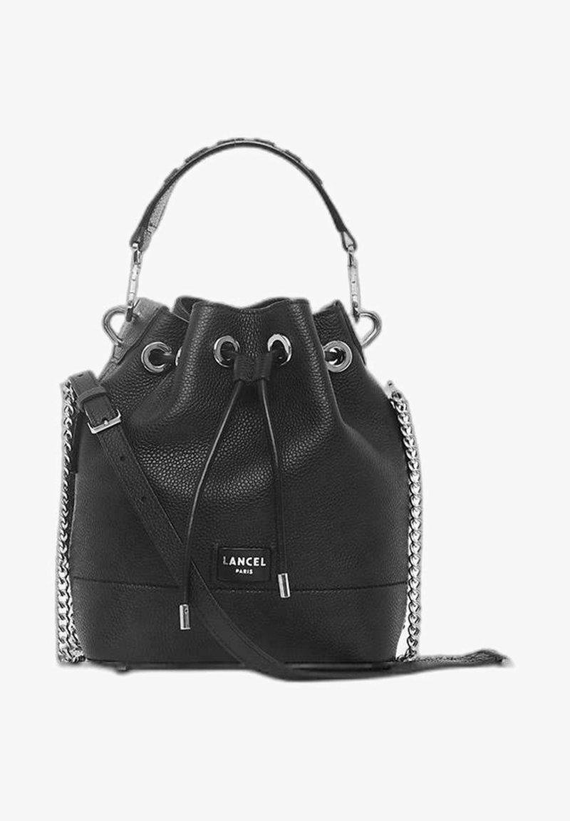 Sac seau en cuir noir avec finition texturée, quincaillerie en argent, fermeture à cordon, petite poignée et longue bandoulière en chaîne. Étiquette de marque visible.