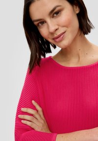 s.Oliver BLACK LABEL MIT FLEDERMAUSÄRMELN - Strickpullover - pink