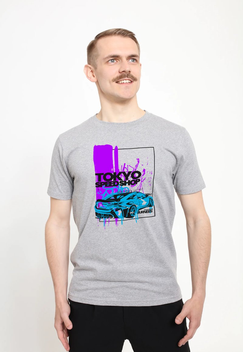 Šedé bavlněné tričko s výrazným potiskem modrého sportovního auta a fialovým a černým textem. Krátké rukávy a design s kulatým výstřihem.