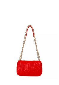 Sac à main en cuir rouge avec une texture froissée, une bandoulière chaîne dorée et une forme rectangulaire. Il présente une finition lisse et une fermeture éclair.