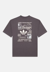 Šedé bavlněné tričko s grafickým potiskem obsahujícím názvy měst, zeměkouli a logo Adidas v bílé barvě na zadní straně. Standardní kulatý výstřih, krátké rukávy.