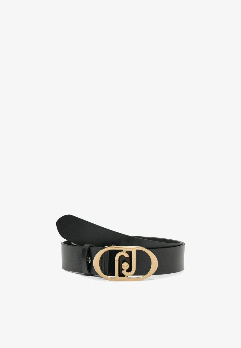 Cinturón de cuero negro con una hebilla ovalada dorada que presenta letras entrelazadas. Textura suave con un diseño sencillo. Longitud ajustable.