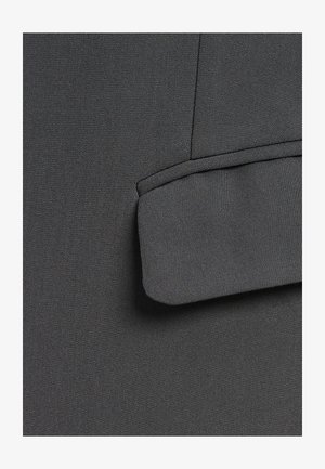 Donkergrijze stof met een soepele textuur en een subtiel diagonaal streepjespatroon. Inclusief een gevouwen randdetail aan de bovenkant.