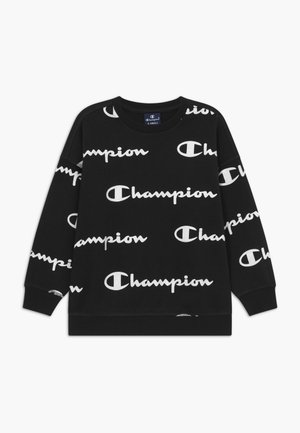 Czarna bluza z nadrukiem białego logo "Champion" na całej powierzchni, z okrągłym dekoltem, długimi rękawami oraz ściągaczami przy mankietach i u dołu.