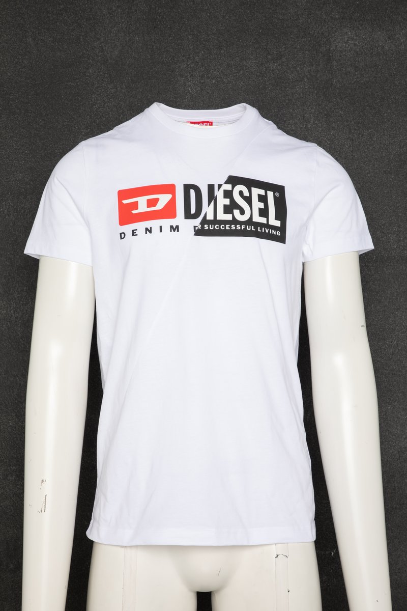 Balts īsroku T-krekls ar izteiksmīgu melnu un sarkanu "DIESEL" logotipu, zem kura redzams teksts "DENIM" un "SUCCESSFUL LIVING". Gluda auduma.