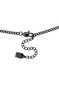 Zwart metalen ketting bevat een lobster clasp en een verlengketting met een rechthoekig label. Het ontwerp is minimalistisch en stijlvol.