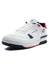 Hvite lær sneakers med røde og svarte detaljer, med perforert design, rund tå, gummisåle og logo på siden og tungen.