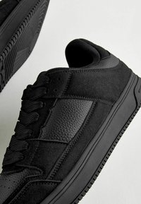 Next COURT- REGULAR FIT - Sportcipő - black