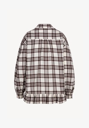 Witte blouse met lange mouwen en bruin geruite print, met geplooide achterpas, knoopmanchetten en gerimpelde zoom, gezien vanaf de achterkant.