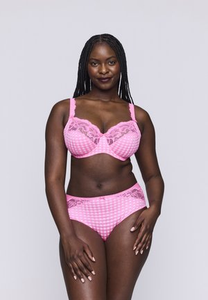 Roze gingham-gepatroneerde lingerieset met kantdetails op de beha en slip, voorzien van verstelbare bandjes en een comfortabele pasvorm.