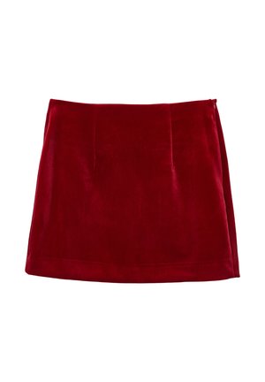 Gonna rossa in velluto con una texture liscia, taglio dritto e due pieghe frontali. Presenta una zip laterale nascosta per la chiusura.