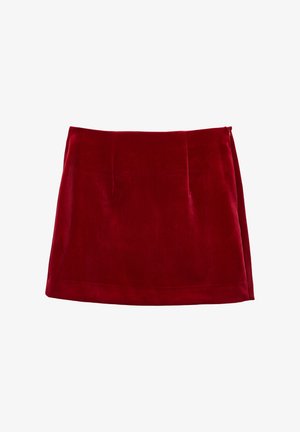 Gonna rossa in velluto con una texture liscia, taglio dritto e due pieghe frontali. Presenta una zip laterale nascosta per la chiusura.