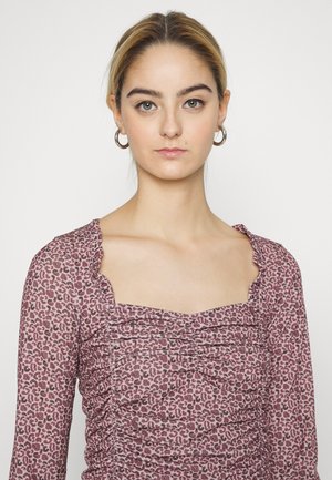 Top em padrão de leopardo rosa com decote quadrado, textura franzida e mangas compridas com borda cascata. Tecido suave e leve.