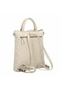 Mochila de cuero crema con asas dobles y correa ajustable. Cuenta con un bolsillo frontal con cremallera y una textura suave. Diseño minimalista.