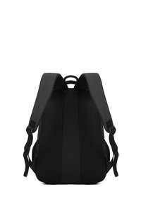 Zaino nero con schienale in rete imbottito e spallacci regolabili, caratterizzato da un design elegante e cuciture rinforzate. Nessun logo o motivo visibile.