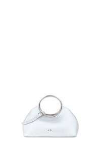 Sac à main en simili cuir blanc, de forme ronde, avec une anse en métal argenté, une bandoulière réglable et une texture subtile. Présente un logo sur le devant.
