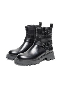 Czarne skórzane botki za kostkę z masywną gumową podeszwą, z bocznym zamkiem błyskawicznym, detalem w postaci paska z metalowymi akcentami oraz teksturowanym wykończeniem.