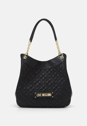 Czarna pikowana skórzana torebka z złotym łańcuszkiem i uchwytem, z złotą plakietką z logo "LOVE MOSCHINO" z przodu.