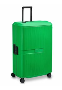 Maleta verde con textura acanalada vertical, mango retráctil negro, cerradura combinada y cuatro ruedas negras para movilidad.