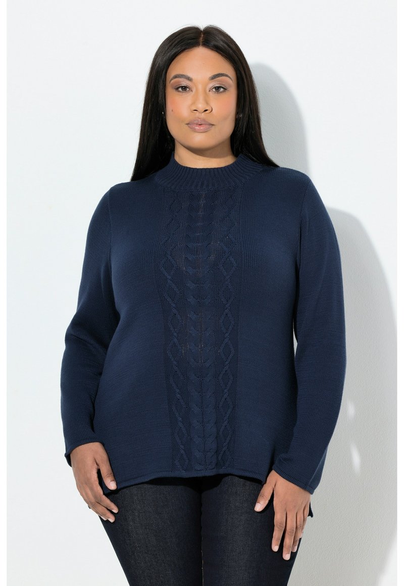 Maglione pullover blu navy con motivo a trecce al centro, scollo a coste e maniche lunghe. Tessuto morbido e vestibilità comoda.