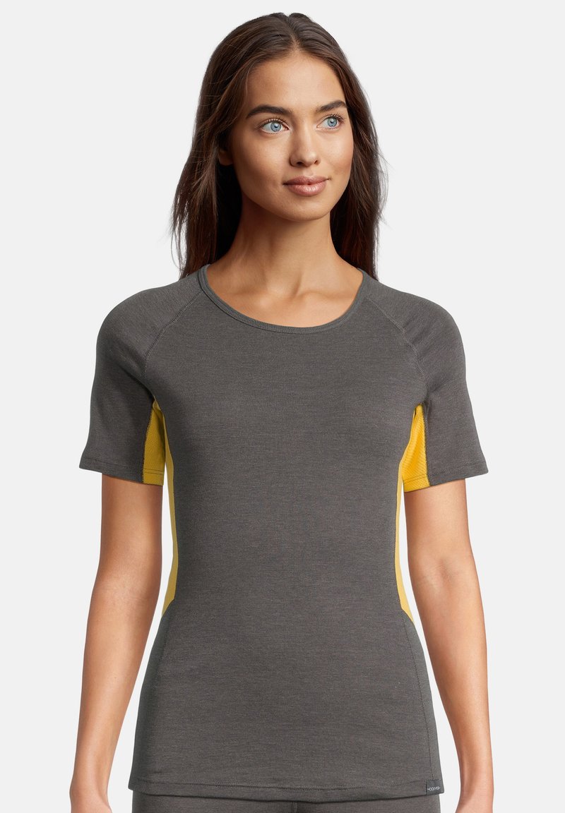 T-shirt sportivo grigio e giallo con maniche corte, design aderente, scollatura a girocollo e pannelli laterali a contrasto in un tessuto testurizzato.