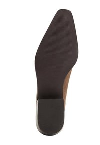 Zapato de ante marrón con punta afilada y suela de goma negra texturizada. La suela cuenta con ranuras horizontales para mayor tracción.