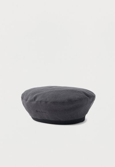 Béret en velours côtelé gris foncé avec une bande noire ajustée, présenté sur un fond blanc.