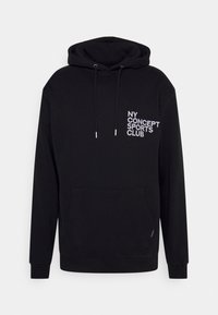 Sudadera negra de mezcla de algodón, con un bolsillo tipo canguro, cordones ajustables y el logo "NY CONCEPT SPORTS CLUB" en blanco.