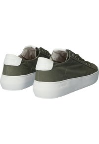 Sneakers in tela verde con accenti bianchi. Presentano una punta arrotondata, una chiusura con lacci, un colletto imbottito e una suola in gomma bianca con battistrada testurizzato.