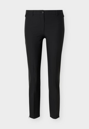 Mustad kitsad püksid, millel on nööpidega vöökoht, ees tõmblukk, vööaasad ja pahkluul tõmblukud, tavalise taustaga.