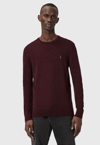 Maglione bordeaux a maniche lunghe realizzato in materiale morbido, con scollatura a girocollo e un logo discreto sul lato sinistro del petto.