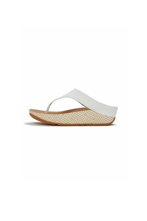 Witte instapsandaal met teenstuk, met een beige wedgezool met patroon en brede band over de voet.