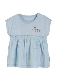 Top in cotone organico celeste chiaro con maniche corte a cappuccio, vita arricciata, ricamo della scritta "happy" e una piccola tasca frontale.