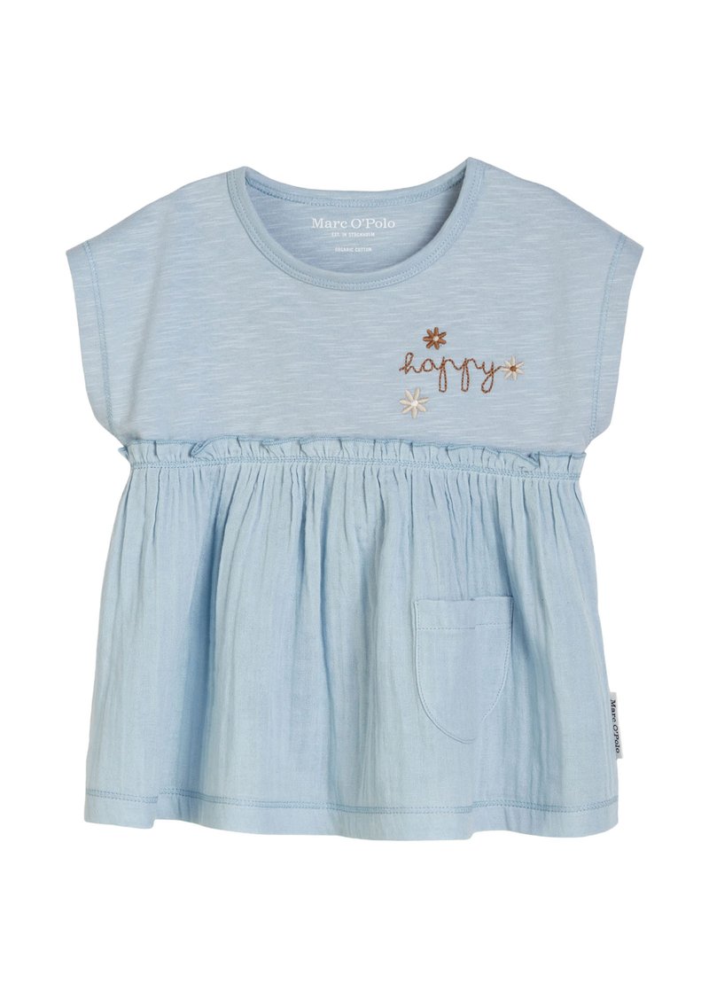 Top in cotone organico celeste chiaro con maniche corte a cappuccio, vita arricciata, ricamo della scritta "happy" e una piccola tasca frontale.