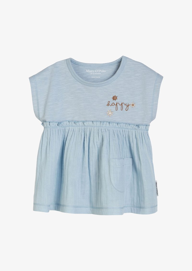 Top in cotone organico celeste chiaro con maniche corte a cappuccio, vita arricciata, ricamo della scritta "happy" e una piccola tasca frontale.