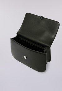 Borsa a tracolla nera in pelle, forma rettangolare, texture liscia, chiusura magnetica, scomparto interno con zip, design minimalista, senza accenti hardware visibili.