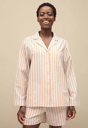 Gestreept tweedelig pyjama-set in beige en wit. Langsleeve knoopshirt met zak; bijpassende shorts met een elastische tailleband. Zachte stof.