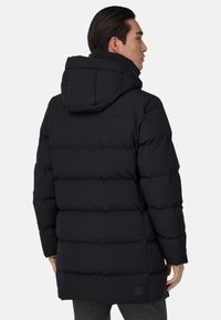 Must must jacket kapuutsiga, millega on ühendatud tikitud disain, vertikaalsed paneelid ja logo silt alumises seljaosas. Pehme, isoleeritud materjal.