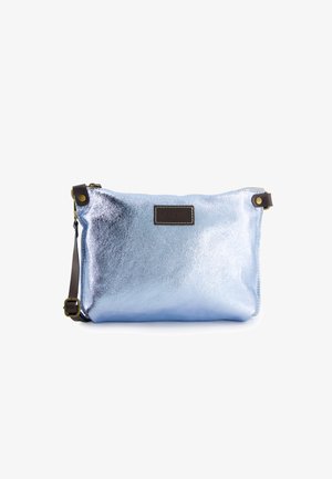 Metaliczna, jasnoniebieska saszetka o gładkiej fakturze, z brązowym skórzanym paskiem i naszywką z logo. Zamek błyskawiczny na górze.