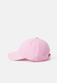 Casquette de baseball en coton rose avec une visière courbée, une sangle réglable et six trous de ventilation sur le dessus. Texture lisse et design simple.
