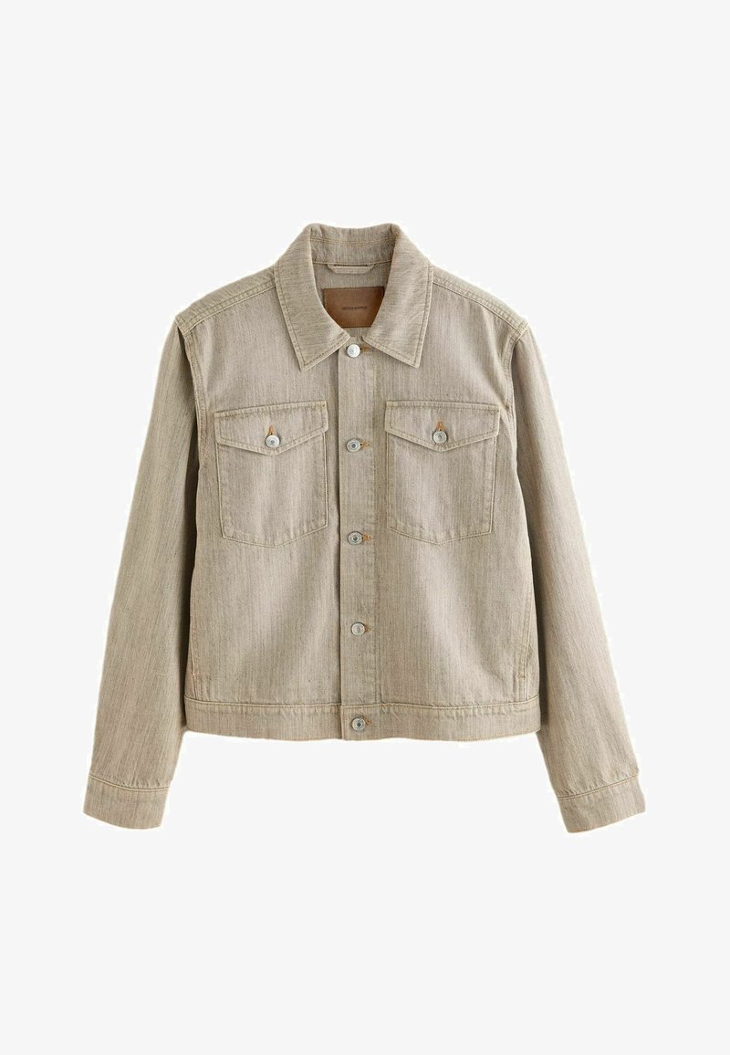 Beige Jeansjacke mit klassischem Kragen, Knopfleiste, langen Ärmeln und zwei klappbaren Brusttaschen mit Knopfverschluss.