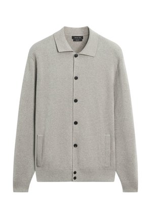 Lichtgrijs vestje gemaakt van een zachte gebreide stof. Heeft een kraag, een sluiting met zwarte knopen aan de voorkant en zijzakken.