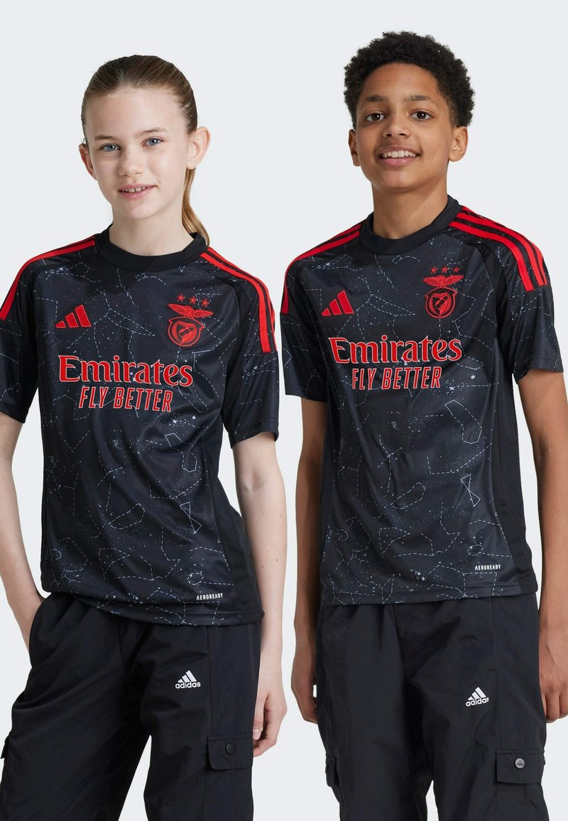 Maglie da calcio nere con un motivo a costellazione, dettagli rossi e marchio "Emirates Fly Better". Realizzate in materiale leggero e traspirante.