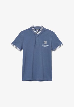 Polo azul de manga corta con cuello y puños a rayas blancas, con un pequeño escudo de león y texto "Antony Morato" en el pecho.