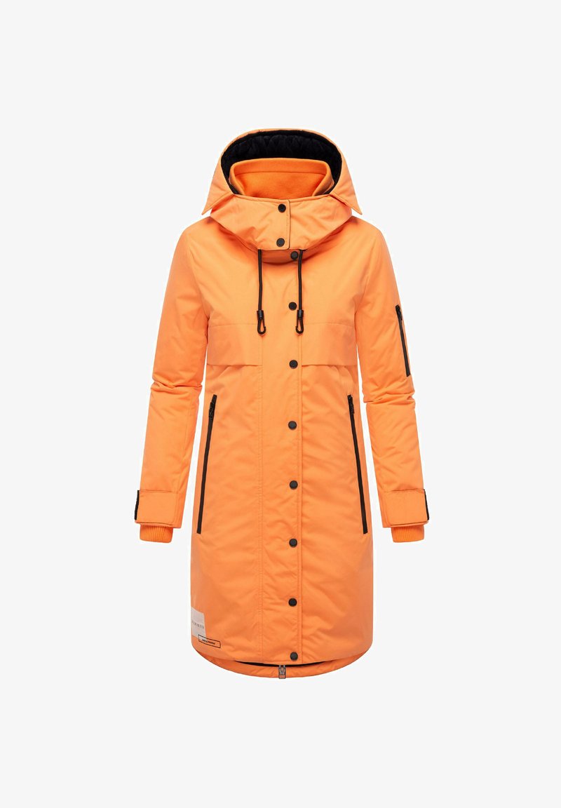 Abrigo aislante naranja con capucha, detalles en negro, cremallera frontal y botones a presión; tiene bolsillos laterales y puños de canalé.