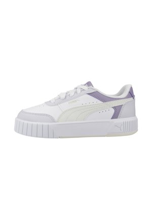 Zapatilla Puma blanca y lavanda con suela gruesa, cierre de cordones y detalles de ante en la puntera y el talón.