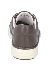 Ruske nahkate kengät, joissa on pyöristetty kärki, valkoinen pohja ja pehmustettu kaulus. Varustettu ompelussa olevilla yksityiskohdilla ja brändin logolla sivussa.